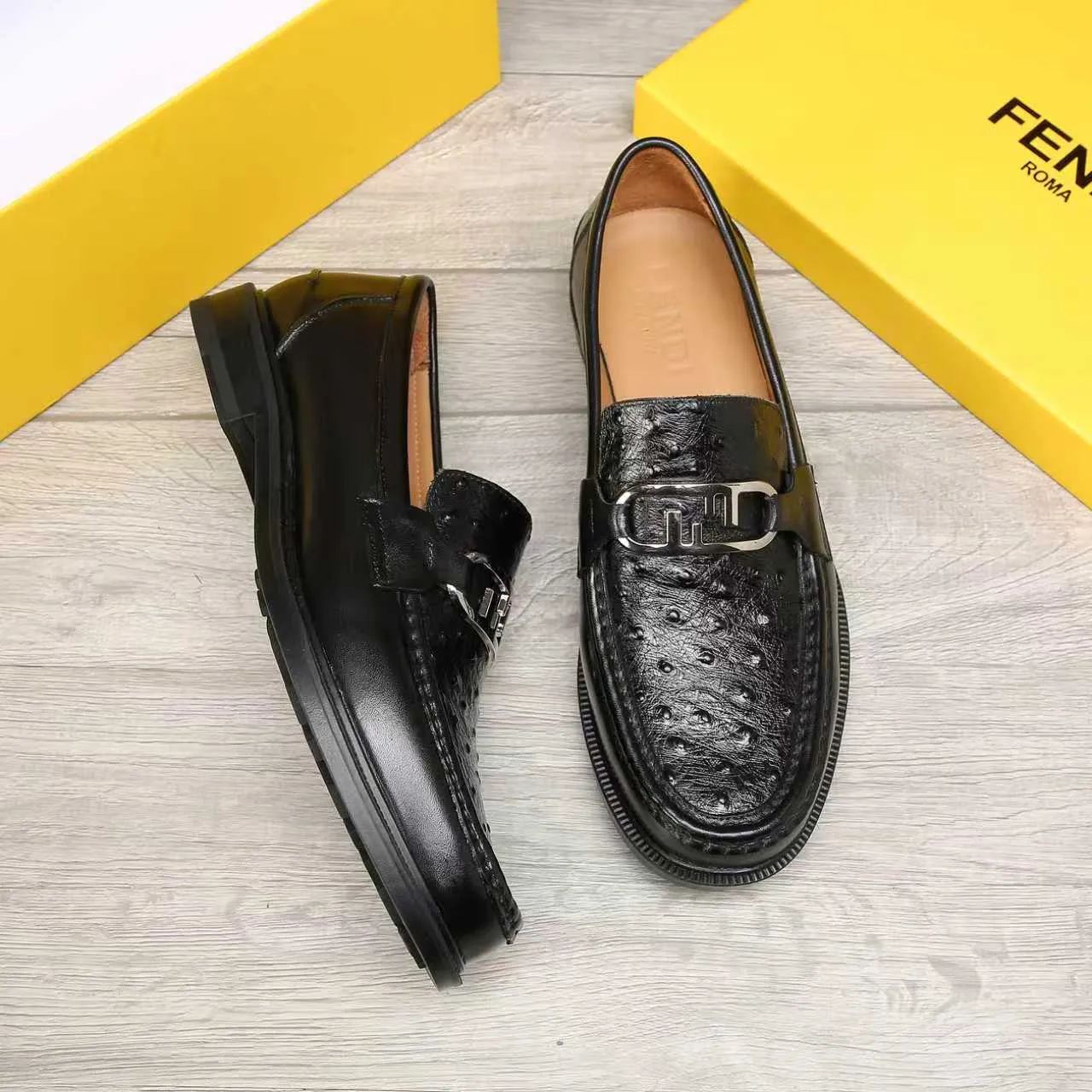 ​Men's shoes 💰 500 💰 Water dyed cowhide 🆘 The latest FENDI ( Fendi ) new casual leather shoes 🕶️🕶️ Simple routing effect, showing an elegant and cool driving shoe 🎬Made of Italian 🇮🇹 imported calfskin + first-layer water-dyed cowhide lining🐂Excellent material🎬Detailed workmanship 🤗Comfortable foot feel➰➰. ​Pair it with any outfit to show your taste and temperament, low-key luxury ♻️Design ​simple and elegant ​noble and fashionable 🍃​Very loved and favored by trendy men 💓❤️Size: 38-44 2⃣️colors available